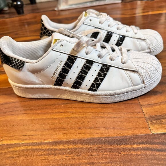 Adidas superstar women’s size 6 white, black & gold snake print. - Picture 2 of 7